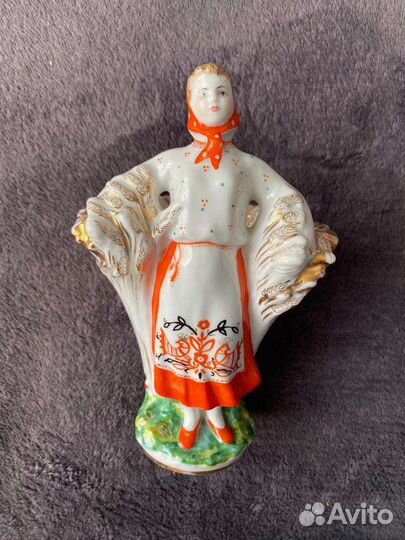 Статуэтка фарфор,Колхозница со снопами