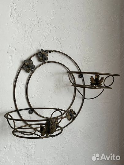 Кованая настенная подставка для цветов