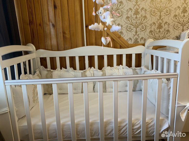 Детская кроватка, комод, матрас