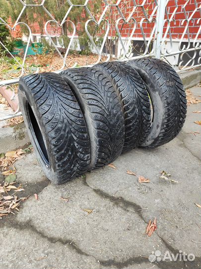 Goodyear UltraGrip Extreme 215/65 R16