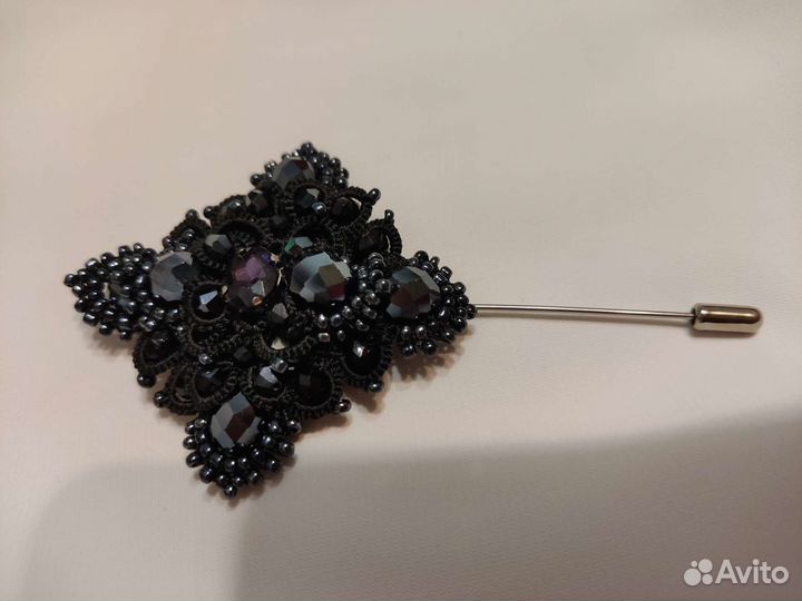 Украшение-брошь ручной работы, в технике фриволите