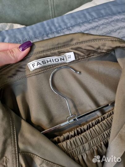 Атласный костюм, халатный, хаки, размер 42