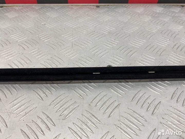 Б/У уплотнительная резинка стекла задний левый
