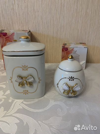 Посуда для сервировки стола банка и соусница