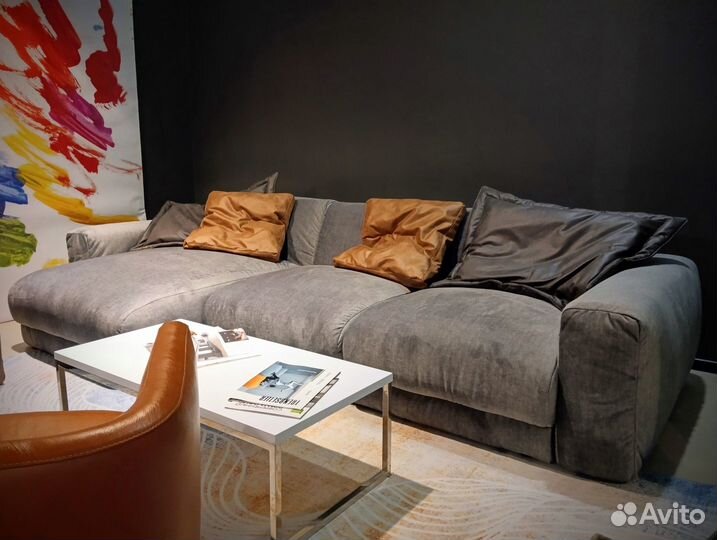 Современный диван с оттоманкой