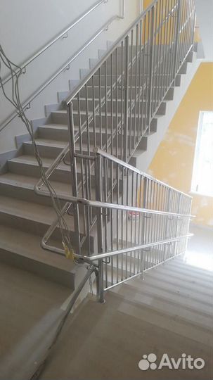Перила для лестниц в школу