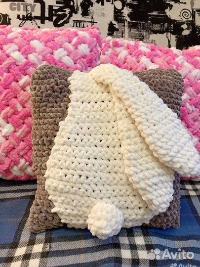 Подушка вязаная с кроликом