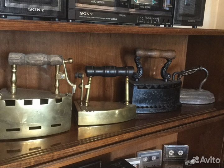 Старинный угольный утюг для коллекции