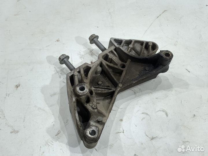 Кронштейн правой опоры двигателя Audi Q3 8U