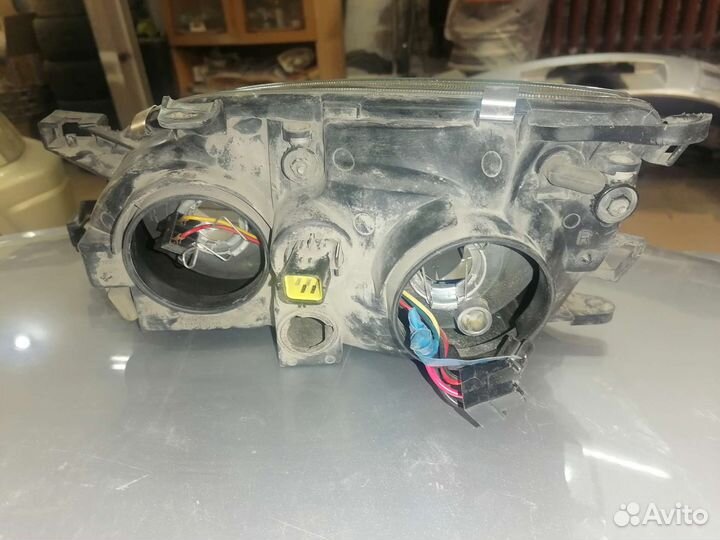 Фара Тoyota Avensis