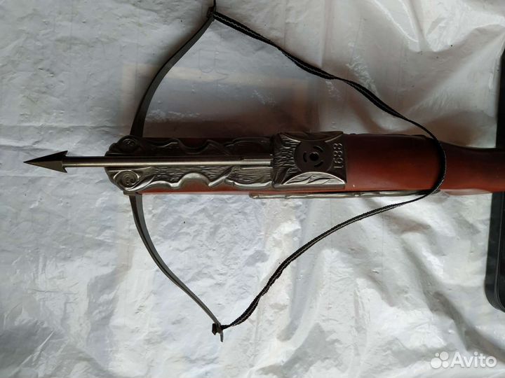 Зажигалка в виде арбалета на подставке