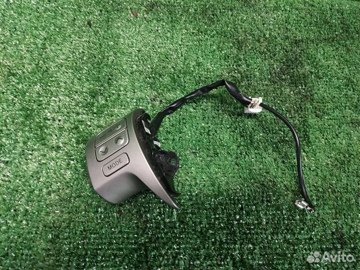 Кнопки мультимедиа на руль Toyota Auris E150 2009