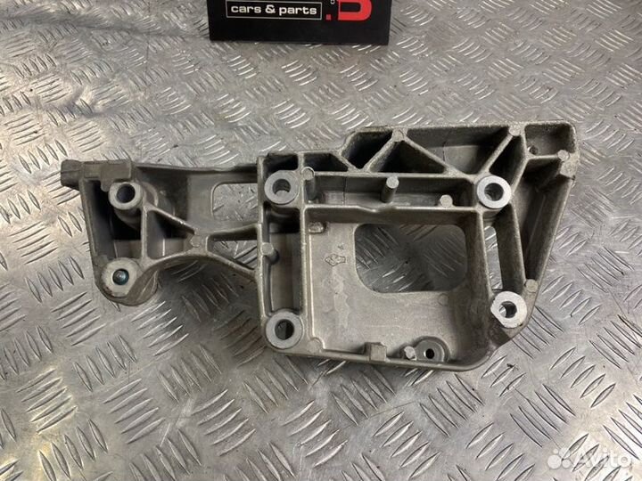 Кронштейн генератора Volkswagen Golf MK5 BVY