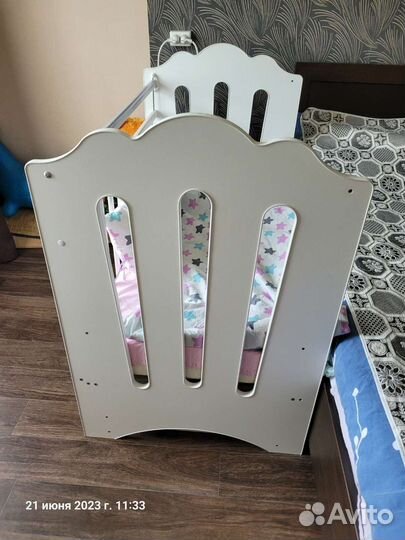 Детская кроватка с продольным маятником