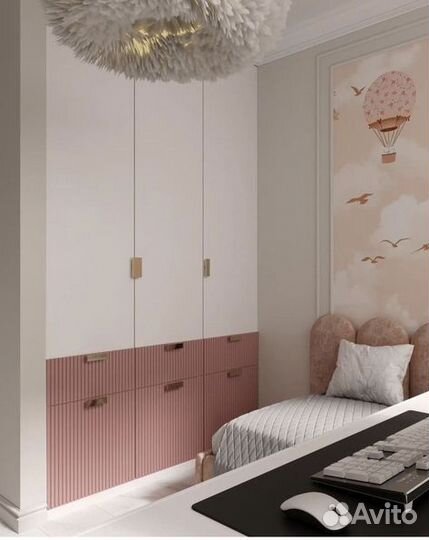 Рабочая зона для школьника у окна