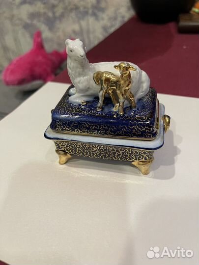 Фарфоровые статуэтка
