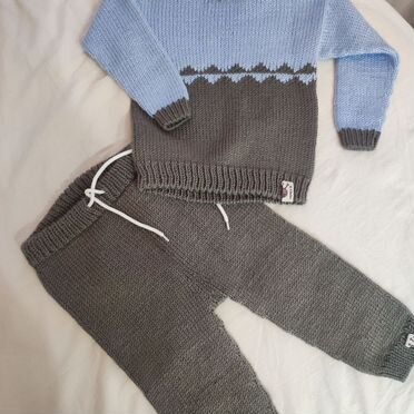 Вязаный костюм на мальчика 86