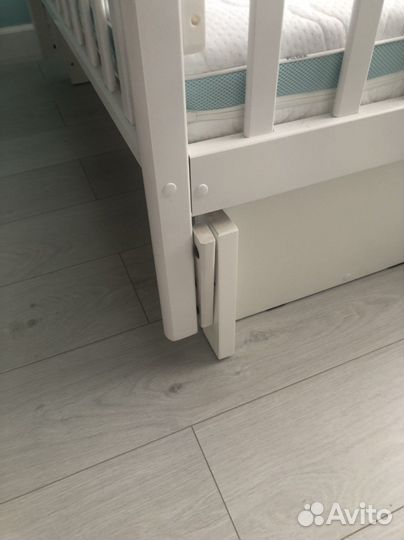 Детская кроватка с продольным маятником