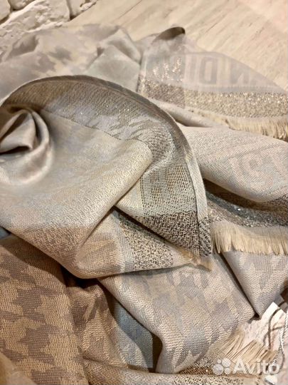 Шарфы платки палантины женский Christian Dior