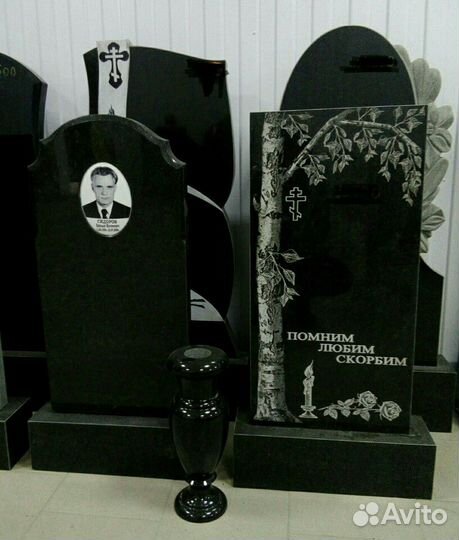 Памятники на Большой Садовой, д.28