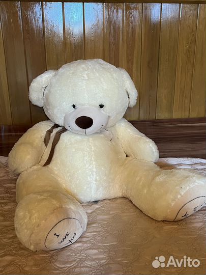 Большой плюшевый медведь