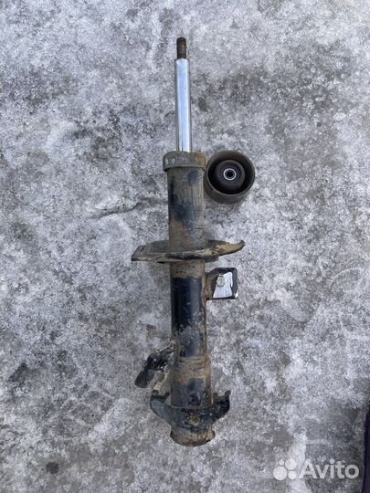 Амортизатор перед правый nissan tiida c11 ориг