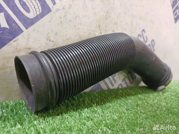 Патрубок воздушного фильтра Volkswagen Golf 3