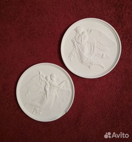 Гипсовые украшения Петергофа. Два медальона