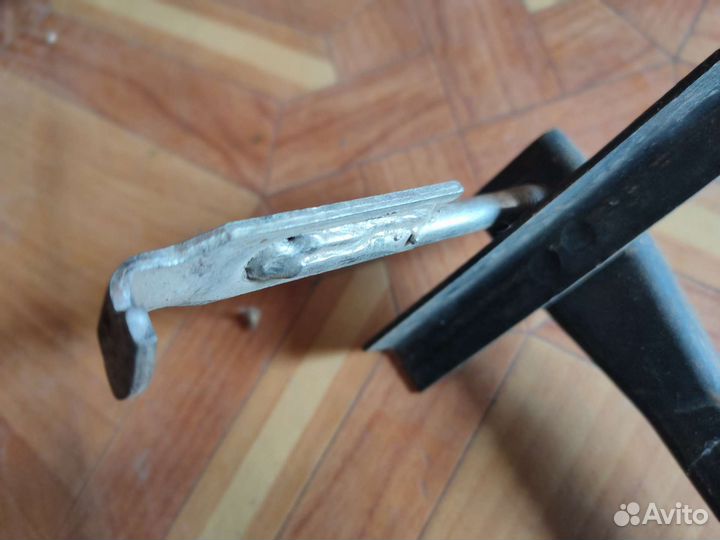 Крепление аккумулятора