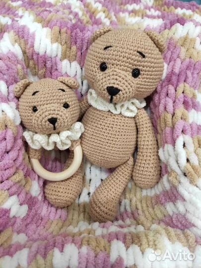 Игрушка и погремушка вязаная