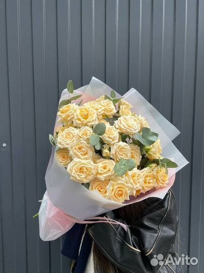 Монобукет из 7 кустовых роз с эвкалиптом