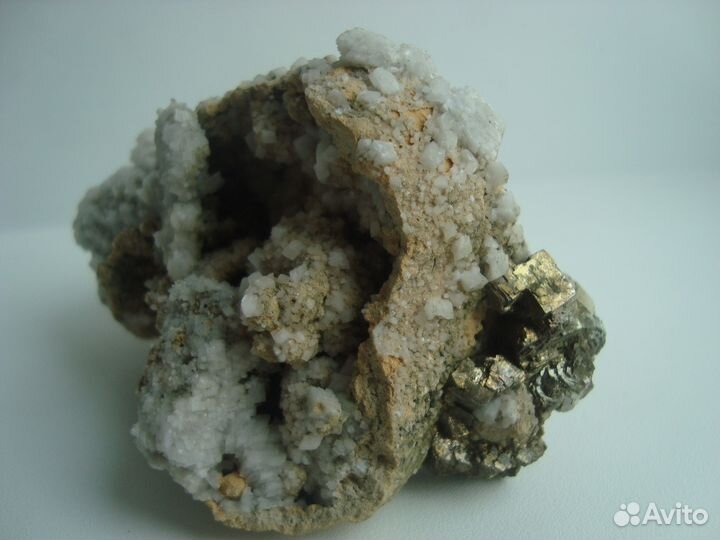 Сидерит, кальцит, пирит