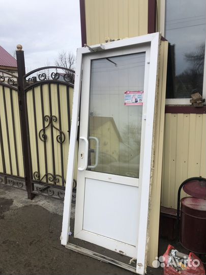 Дверь пластикова