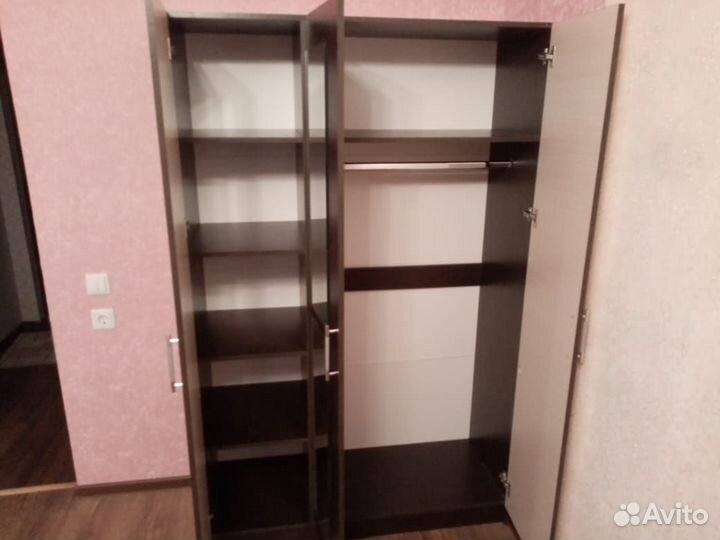 Шкаф трехстворчатый