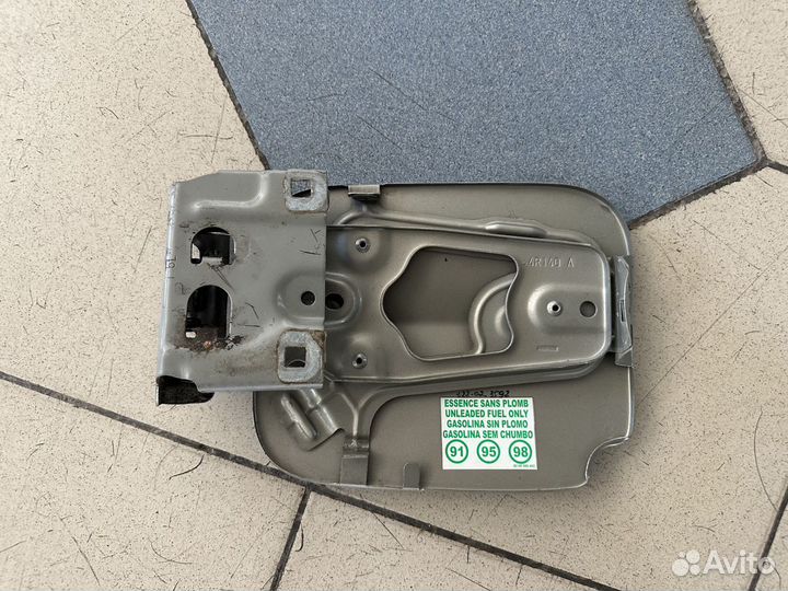 Лючок бензобака Рено Дастер Renault Duster