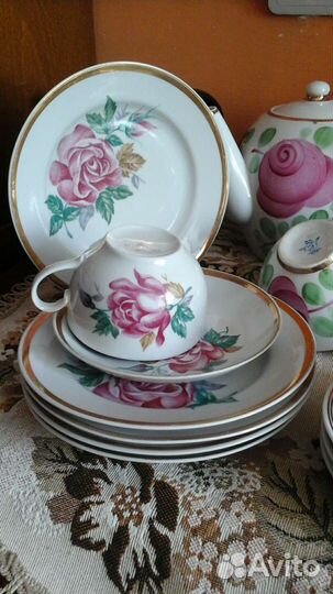 Чайники, блюдца, сахарница, чашки