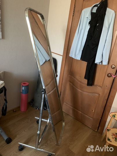 Зеркало напольное на колесах