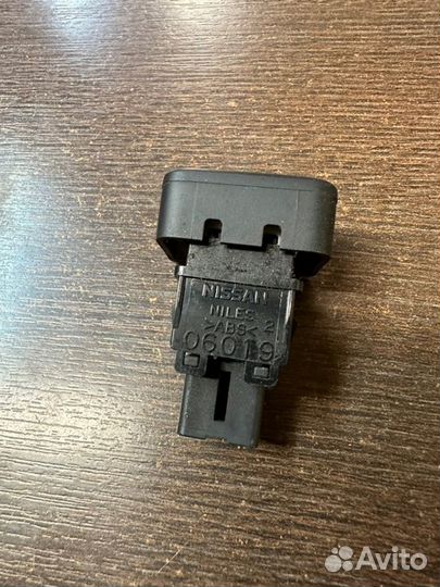 Кнопка аварийной сигнализации Nissan Note E11 1.6