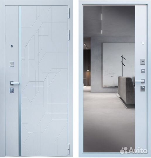 Дверь входная в квартиру с зеркалом