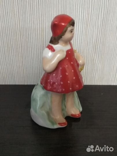Фарфоровая статуэтка. Первомайское