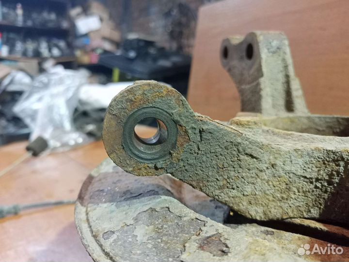 Кулак поворотный передний левый Geely Emgrand 2012