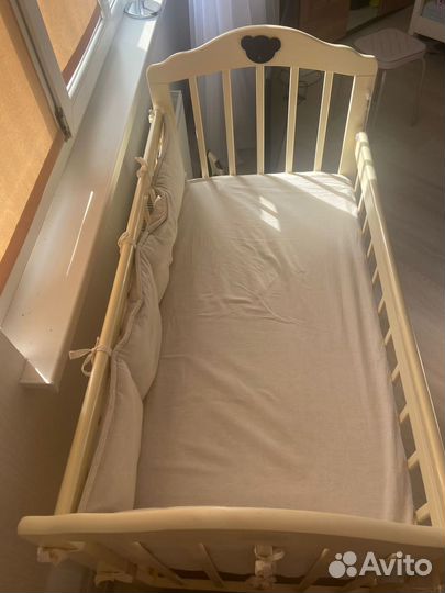 Кровать детская с маятником