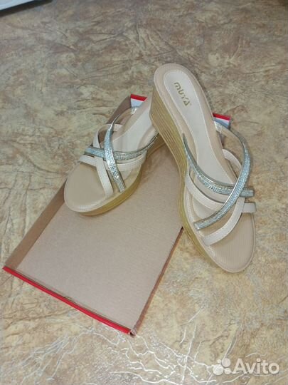 Босоножки женские