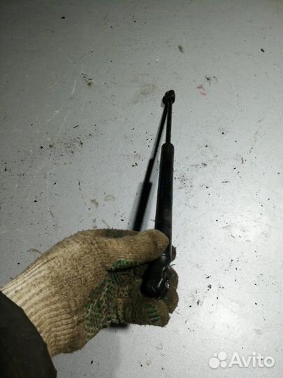 Амортизаторы багажника Volkswagen Passat B6 2.0