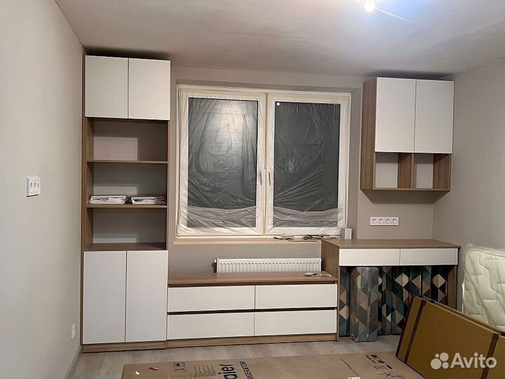 Детская рабочая зона у окна для двоих