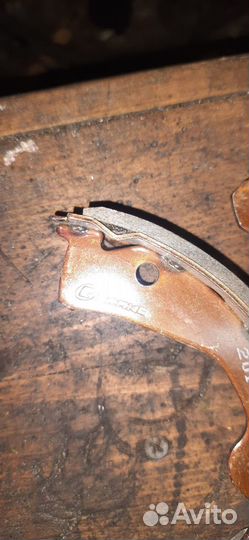 Задние тормозные колодки на nissan march