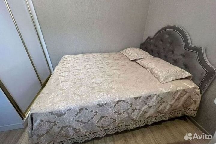 Двухспальная кровать с молдингом