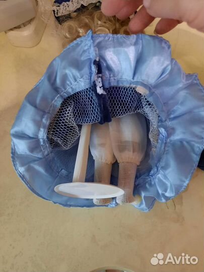 Кукла фарфоровая