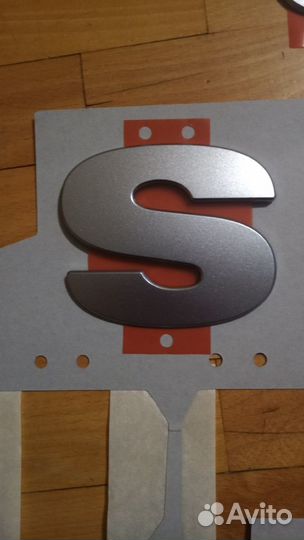 Эмблема на автомобиль Suzuki Grand Vitara