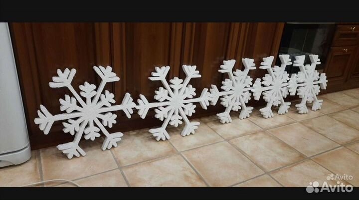 Снежинки из пенопласта
